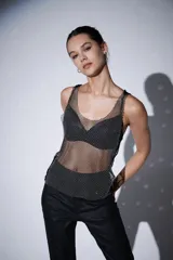 Musculosa sin mangas con diseño de malla metálica recubierta de strass brillante, con escote profundo y corte al cuerpo.