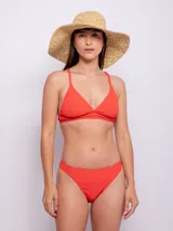 Parte inferior de bikini color rojo anaranjado con textura acanalada, corte clásico de tiro bajo.