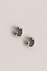 Aros abridores en forma de argolla corta de plata, decorados con pequeñas perlas incrustadas y circonias brillantes.