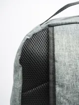 Mochila negra de poliéster con un compartimento principal grande con cierre, un compartimento frontal pequeño con cierre y un bolsillo lateral abierto con elástico.