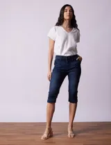Pantalón capri de jean azul oscuro, marca One Five One, de algodón elastizado. Tiene pretina con pasadores, botón y cierre. Delantera con bolsillos y trasera con bolsillos simulados.