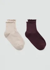 Pack de dos pares de medias tobilleras de tejido canalé, con ribete superior con volados. Incluye un par en color beige y un par en color bordó.