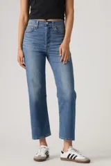Jeans Levi's modelo Ribcage Straight Ankle, color azul con lavado medio, tiro alto y diseño de pierna recta corta.