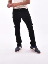 Pantalón jean negro de corte slim fit.