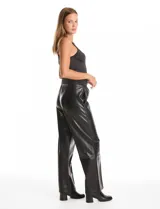 Pantalón de eco cuero negro con pretina elastizada, bolsillos laterales y pierna recta con costura frontal decorativa.