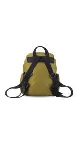 Mochila de nylon color gris azulado, con tapa superior y cierre de broche metálico. Cuenta con un bolsillo frontal con cierre y bolsillos laterales con cierre, además de correas regulables para la espalda y asa superior de mano.