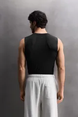 Musculosa deportiva de Zara Athleticz, confeccionada en tejido técnico elástico y transpirable. Presenta cuello redondo, diseño sin mangas y costuras planas termoselladas para mayor confort. Incluye detalle de logo en el dobladillo inferior.