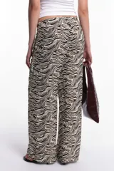 Pantalón de viscosa con estampado animal print de leopardo, cintura elastizada con lazo regulable y pierna recta.