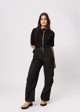 Pantalón de vestir negro con corte recto y tiro alto.