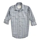 Camisa gris con diseño a cuadros azules y blancos, de manga larga con puños abotonados y cuello clásico.