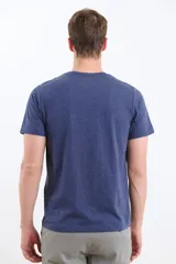 Remera de hombre color terracota, de manga corta y cuello redondo, con un pequeño logo bordado en el pecho.