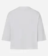 Remera de corte cropped confeccionada en algodón, con cuello redondo y mangas cortas. Presenta un diseño básico y versátil de calce holgado.