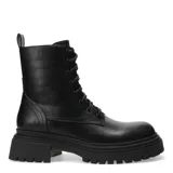 Botas tipo borceguí de caña media, color negro, con cierre de cordones frontal y suela track robusta con plataforma.