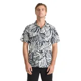 Camisa de manga corta Roark Bless Up de tejido técnico perforado con estampado tropical de hojas, cuello camisero y cierre frontal de botones.