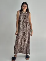 Vestido negro largo de tela satinada, sin mangas y con cuello redondo.