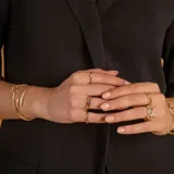 Anillo de oro 9k con diseño en forma de V, compuesto por dos bandas unidas, una de ellas con engaste de circonias brillantes.
