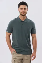 Remera polo de manga corta en color azul melange, con cuello camisero, cierre frontal de dos botones y pequeño bordado en el pecho.