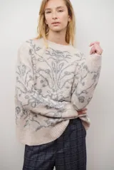 Buzo de tejido de punto en color beige con estampado ornamental en gris. Presenta cuello redondo, mangas largas y puños acanalados.