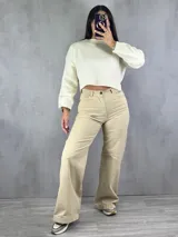 Pantalón de jean color beige, corte wide leg.