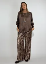 Pantalón de pierna ancha con estampado animal print de leopardo en tonos marrones y negros.