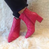 Botín de cuero celeste con diseño capitoné y taco cuadrado.