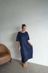 Vestido largo azul marino de viscosa, con cuello redondo y mangas cortas.