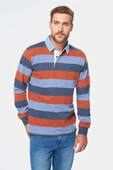 Remera polo tipo rugby rayada en tela de jersey con cuello en denim lavado y puños en rib. Frente con botones personalizados y bordado en el pecho.