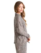 Conjunto de pijama de dos piezas con estampado animal print. La parte superior es una camisa de manga larga con cuello solapa, escote en V, cierre frontal con botones y bolsillo aplicado. El pantalón cuenta con cintura elástica y lazo de ajuste.