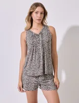 Conjunto de pijama marca René Rofé, compuesto por musculosa con escote en V, botones, detalles tableados y short con cintura elastizada.