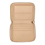 Billetera compacta Guess modelo Isobel, color blanco con textura granulada. Presenta cierre perimetral y logo triangular metálico en la parte frontal.