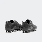Championes de fútbol Joma modelo Aguila 2321, completamente negros, con corte clásico y suela de caucho con tapones moldeados. Fabricados en material sintético Fibertec y nylon.