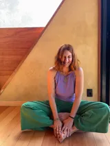 Pantalón tipo palazzo de tiro alto, confeccionado en jersey de algodón color verde. Presenta un diseño amplio con bolsillos laterales y una faja ancha en la cintura que proporciona soporte y ajuste.