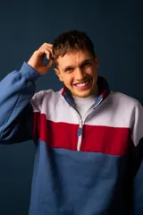 Buzo de felpa con medio cierre, diseño a bloques de color azul, blanco y rojo.