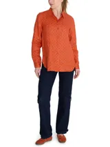 Blusa de lino orgánico color vino con estampado geométrico, manga larga, cuello camisero, cierre frontal de botones y un bolsillo superior.