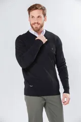 Sweater de hilo color borgoña, con cuello en V y logo bordado en el pecho.