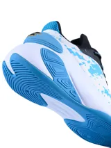 Championes de básquetbol Umbro modelo Dribble, con diseño de camuflaje en tonos grises y negros. Presentan una suela robusta con entresuela blanca y detalles geométricos en el talón.