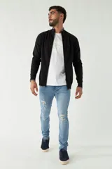 Campera tejida color verde militar, con cuello alto, puños y logo bordado.