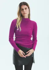 Polera tejida de manga larga con cuello alto, diseño ajustado al cuerpo y largo hasta la segunda cadera.