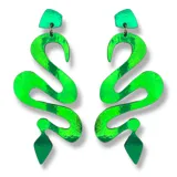 Par de aros colgantes con forma de serpiente, color rojo metalizado.