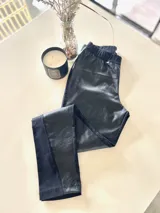 Pantalón chupín con frente de cuerina con textura croco y espalda de gabardina elastizada, con cintura elástica.