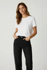 Remera de algodón de manga corta, con cuello redondo a la base y diseño holgado.