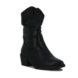 Bota de caña baja color negro, estilo tejana, con taco bajo cuadrado.