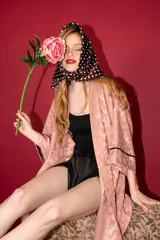 Kimono verde inglés de brocato con detalles combinados.