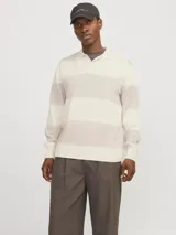 Polo de manga larga color crema con rayas horizontales grises, tejido jacquard, cuello tipo polo con cierre de medio botón y corte relajado.