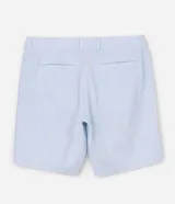 Bermuda slim texturizada de lino con algodón, de color gris claro, con cintura fija con trabillas, bolsillos y cierre delantero con botón y cremallera.