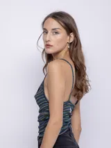 Top negro sin mangas de tirantes finos, confeccionado en tela con pequeños destellos metálicos y escote drapeado.