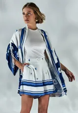 Kimono de diseño oversize en color blanco con estampado "marea" en tonos azules, mangas anchas con lazos ajustables y largo amplio.