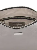 Cartera de mano tipo sobre, color plateado, con cierre superior y correa de muñeca extraíble.