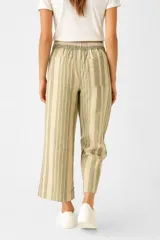 Pantalon de lino con diseño de rayas verticales en tonos verde y beige, de corte recto y cintura elástica con cordón ajustable.