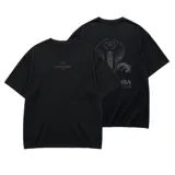 Remera negra de corte oversize con estampado frontal minimalista y gran diseño de cobra en la espalda.